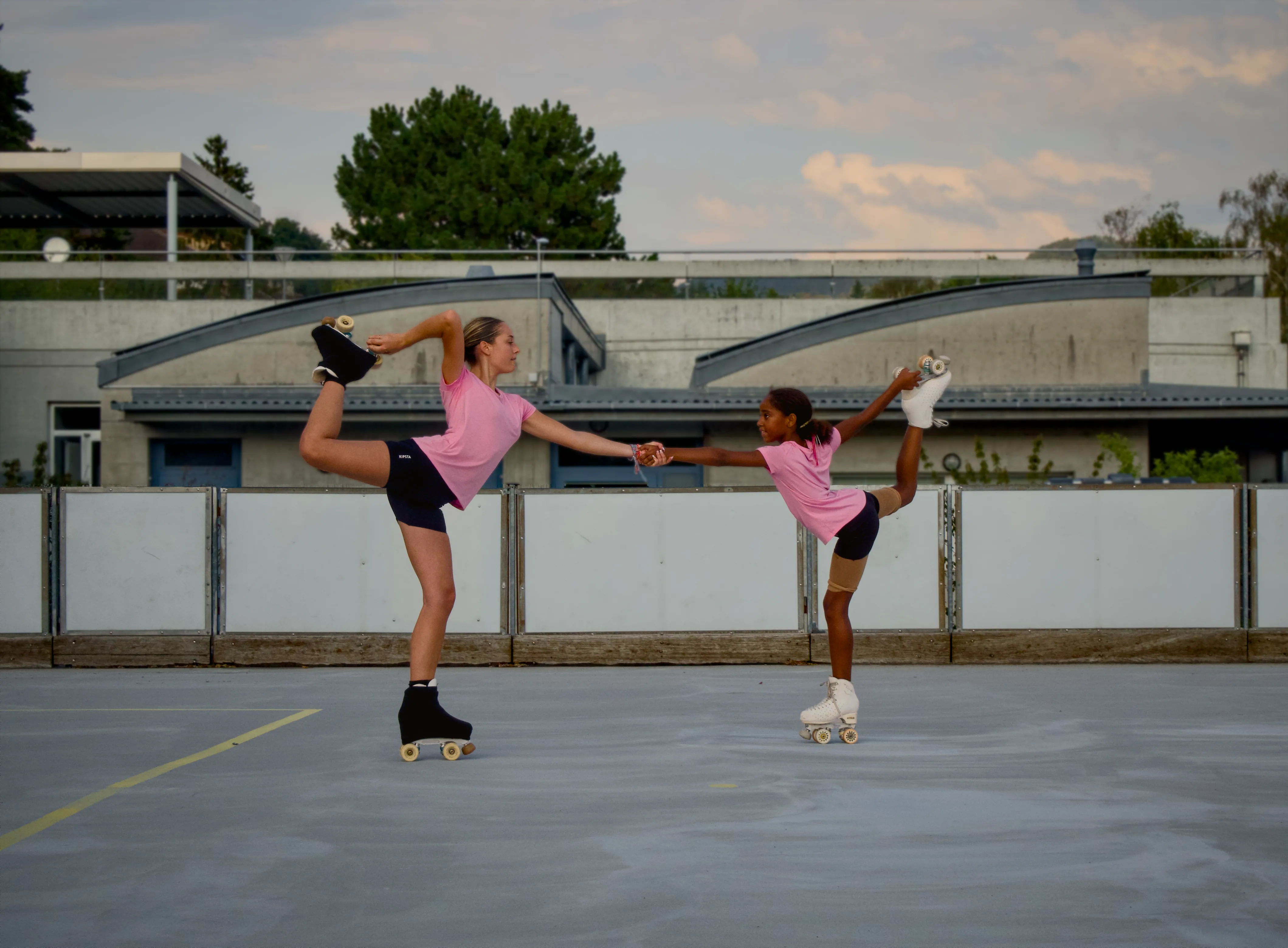 Une coach accompagne une jeune patineuse pendant un exercice